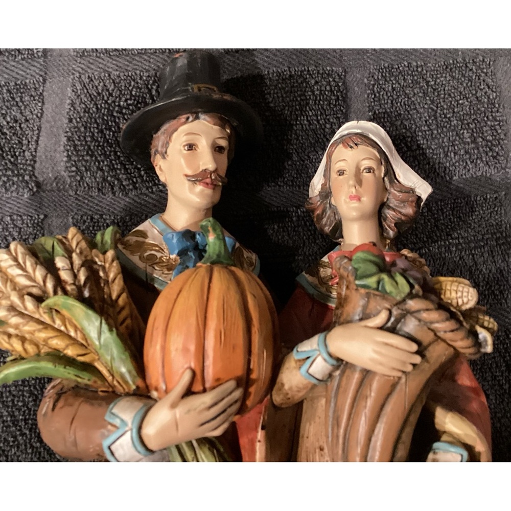 Thanksgiving Pilgrims Resin Figurine - Picture 3 of 6